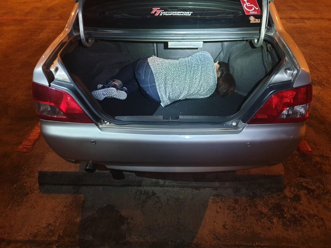 4 M'sians Caught At S'porean Border Trying To Smuggle Girl Out Of Country In Car Boot - WORLD OF BUZZ 1