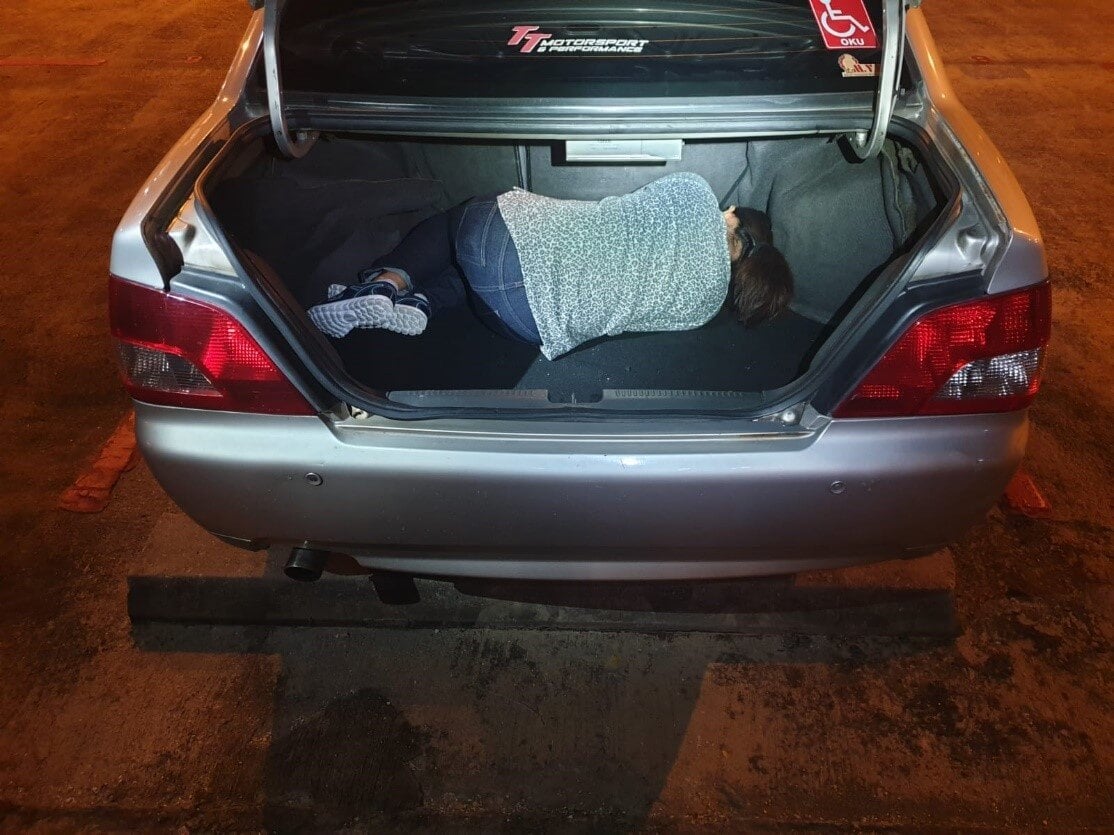 4 M'sians Caught At S'porean Border Trying To Smuggle Girl Out Of Country In Car Boot - World Of Buzz 1