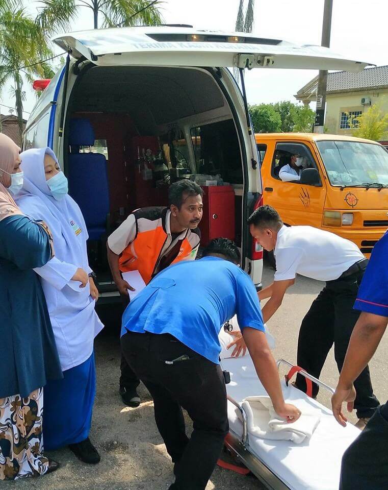 Ambulance Driver in ICU After Saving More Than 30 Sick School Kids in Pasir Gudang, Hailed A Hero - WORLD OF BUZZ