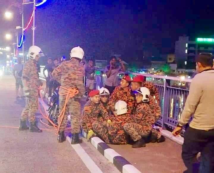 Abang Bomba Saved Man From Jumping Off Johor Bridge By Offering Him A Cigarette - World Of Buzz
