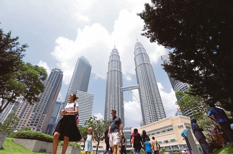 Chinese Tourist Falls Victim to Snatch Theft While Walking Near KLCC, Suffers Bad Head Injuries - WORLD OF BUZZ