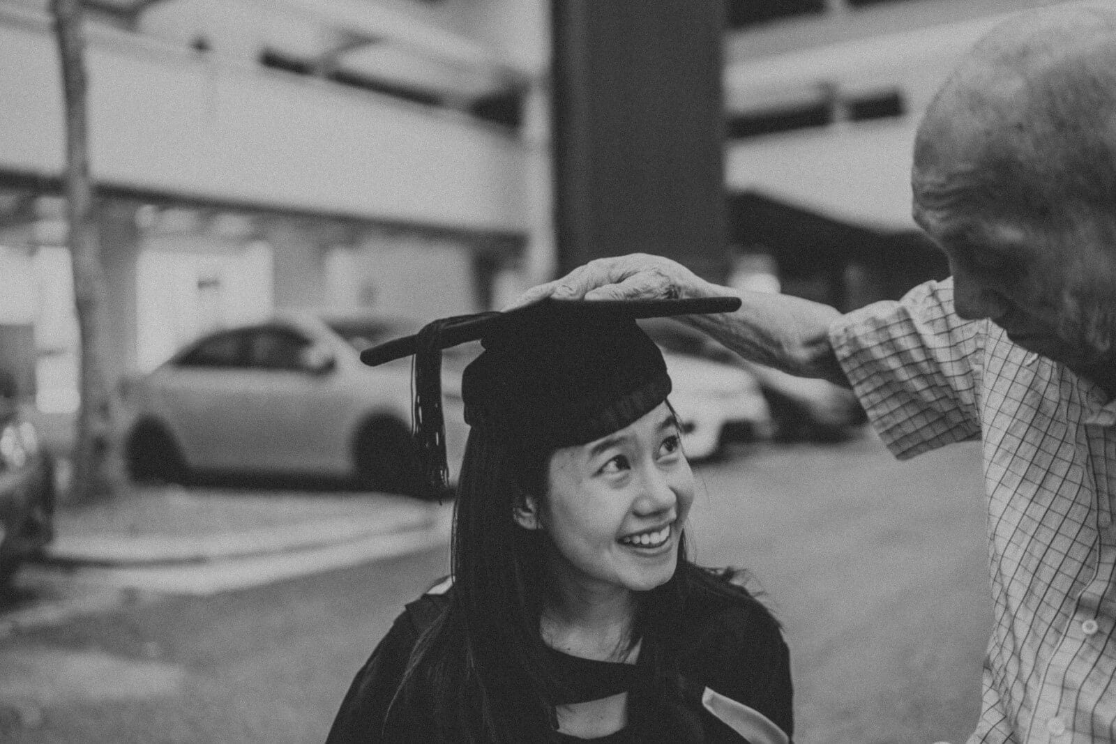 Heartwarming Photos Of S'porean Student Who Flew Back Home To Take Grad Photos With Grandpa Go Viral - World Of Buzz 4