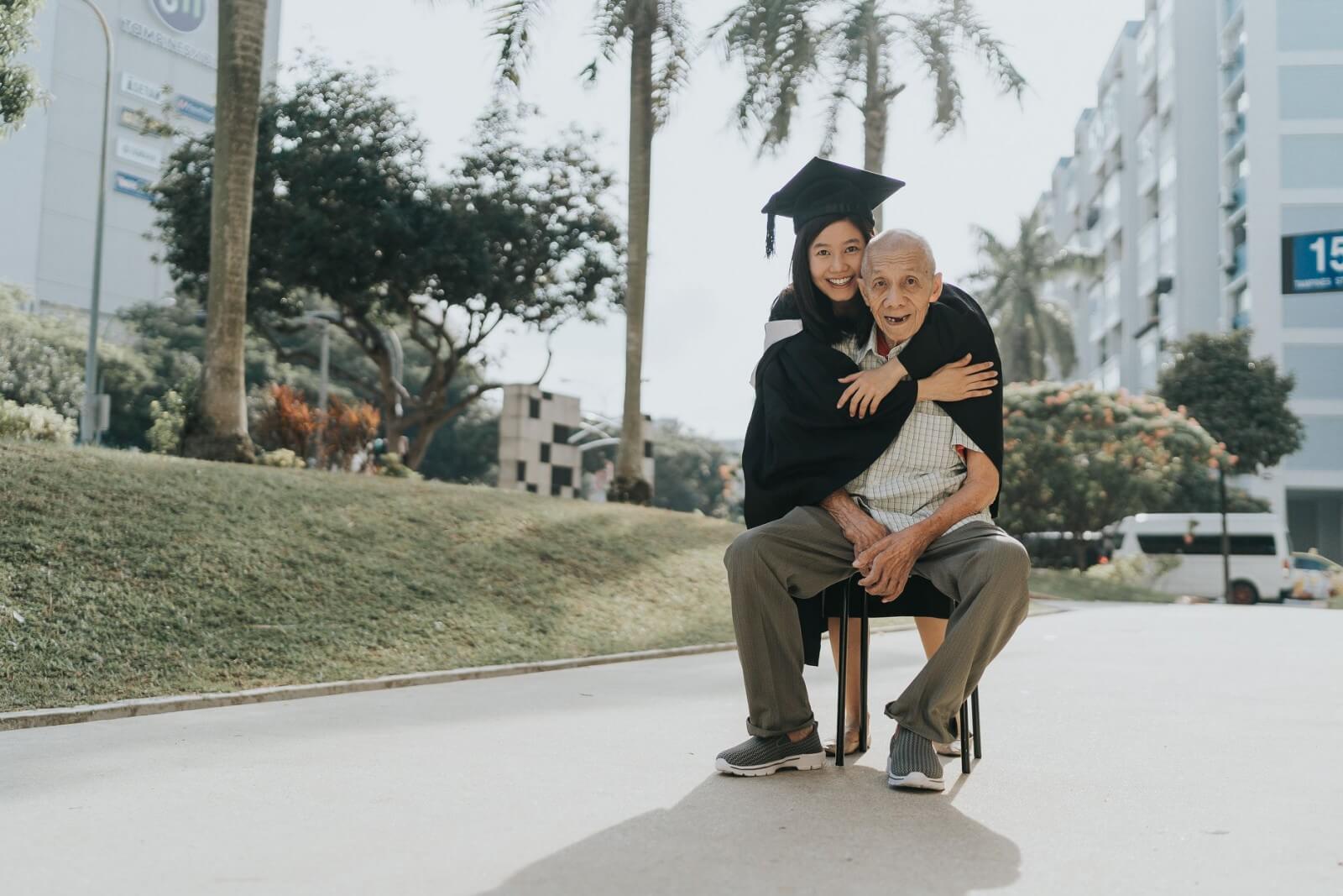 Heartwarming Photos Of S'porean Student Who Flew Back Home to Take Grad Photos With Grandpa Go Viral - WORLD OF BUZZ