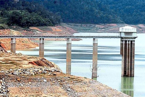 Heatwave Affecting Dam Water Levels And Padi Plantation In Malaysia - WORLD OF BUZZ 2
