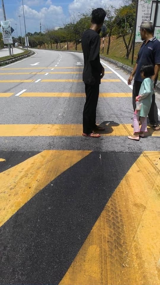 M'sian Injured From Motorbike Fall After He Encounters Suspicious Oil Slick On Selangor Road - World Of Buzz 1