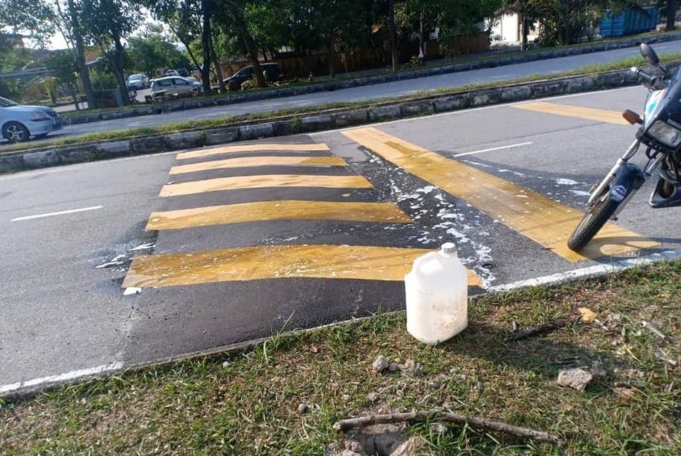 M'sian Injured From Motorbike Fall After He Encounters Suspicious Oil Slick on Selangor Road - WORLD OF BUZZ