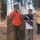 M’sian Netizens Outraged After Married Couple Harassed For Holding Hands - World Of Buzz