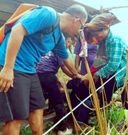 M'sian Teachers Walk 12Km Just To Encourage A Student To Come Back To School - World Of Buzz 1