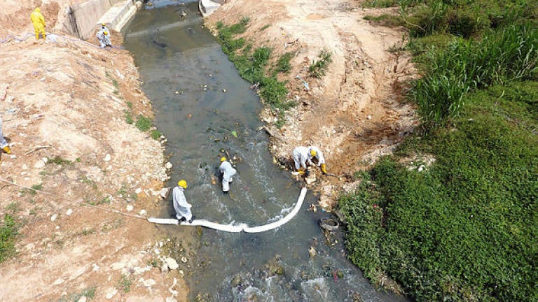 Report: There Are Signs That Chemical Dumping is Still Happening Near Pasir Gudang - WORLD OF BUZZ 1