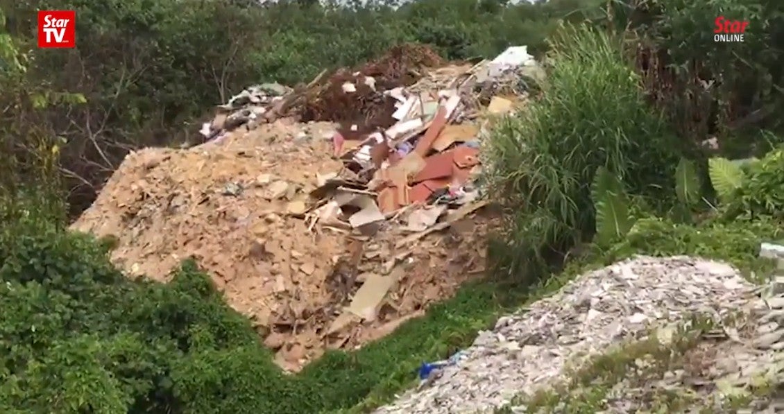 Report: There Are Signs That Waste Dumping is Still Happening Near Pasir Gudang - WORLD OF BUZZ