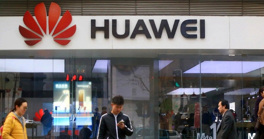 Research: More People Are Now Buying Huawei Phones As They Find Samsung And Apple Too Expensive - World Of Buzz
