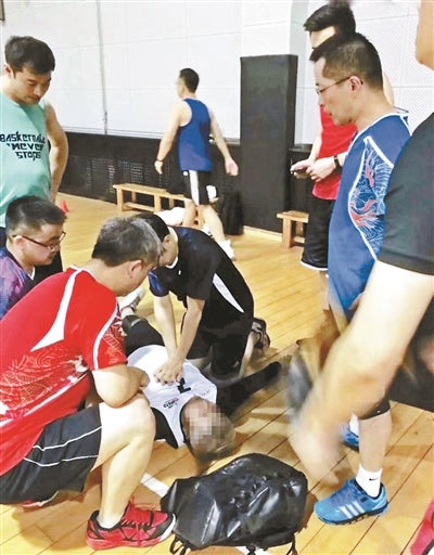 Six Badminton Players Saved a Man's Life When He Suffered Cardiac Arrest While Playing Basketball - WORLD OF BUZZ 1
