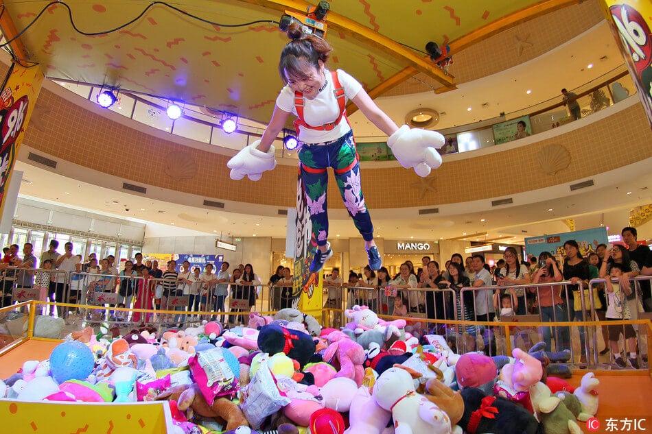 [Test] OMG Guys! There's a Giant Human Claw Machine Game in PJ That Could Win You RM10,000 Cash! - WORLD OF BUZZ 1