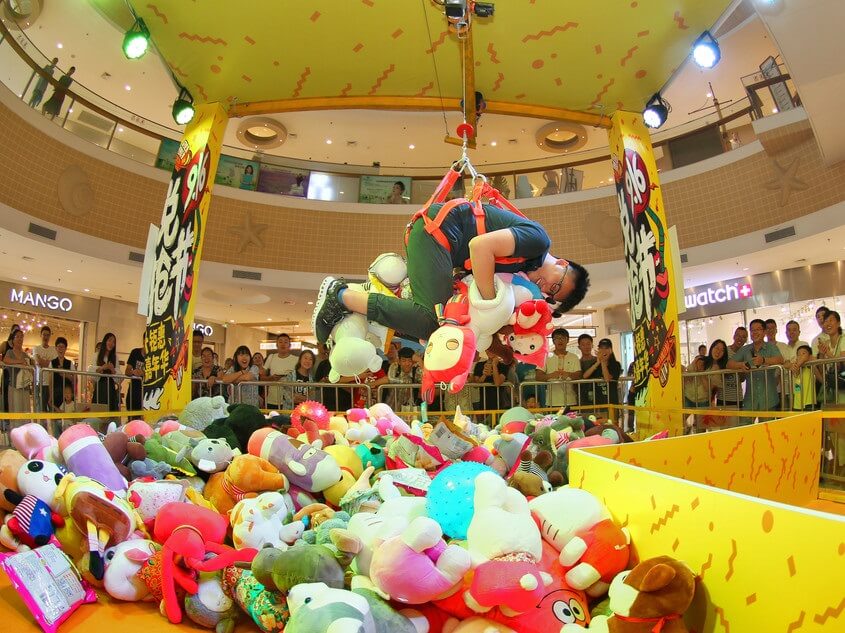 [Test] OMG Guys! There's a Giant Human Claw Machine Game in PJ That Could Win You RM10,000! - WORLD OF BUZZ 2