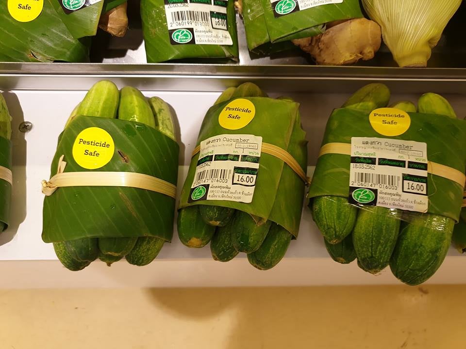 Thai Supermarket Goes Viral For Its Environmentally-Friendly Banana Leaf Packaging - WORLD OF BUZZ 4