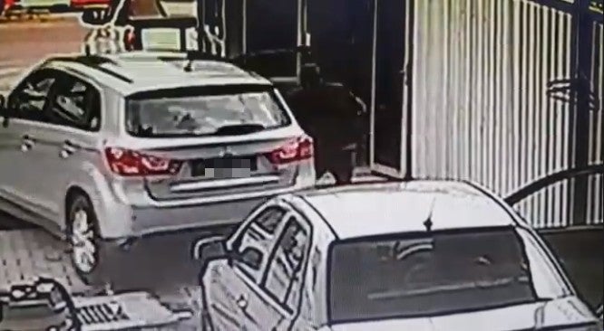 Thief Drives Off with Car in KL Car Wash, As Employee Notices Too Late - WORLD OF BUZZ 3