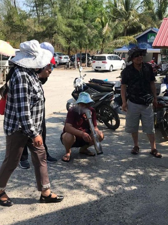 Tourist in Langkawi Gets Arrested After Smoking From A 'Bong' in Public - WORLD OF BUZZ 3