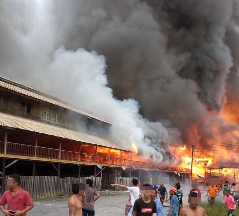 100 Sarawakians Homeless After Fires Blaze Through Two Blocks of Longhouses - WORLD OF BUZZ