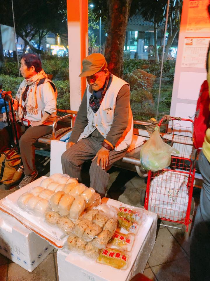 105yo Man Sells Mantou All Day and Night Despite Old Age to Support Sick Son - WORLD OF BUZZ