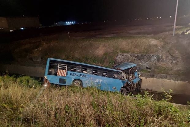 11 Killed After Factory Bus Driver Loses Control of Vehicle Near KLIA and Plunges into Drain - WORLD OF BUZZ