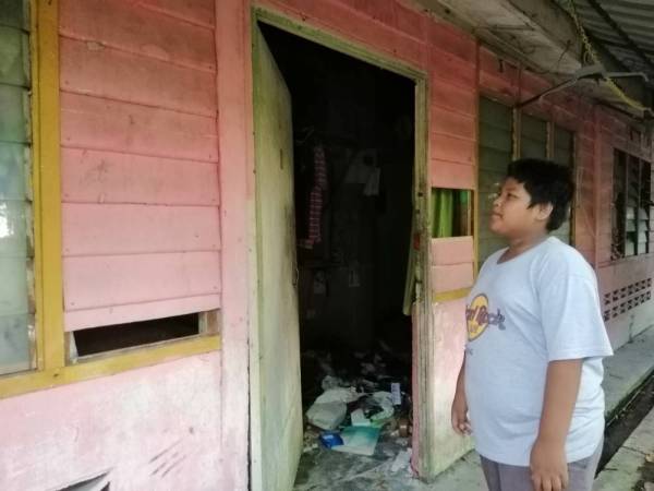 12yo M'sian Boy Lives Alone in Run-Down House After Mum Sent to Jail, Now Sweeps Leaves to Make Money - WORLD OF BUZZ 1