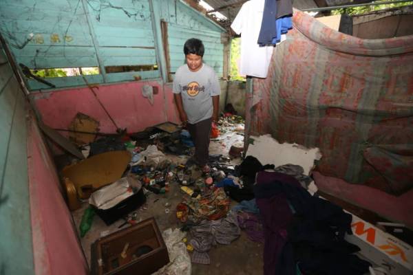 12yo M'sian Boy Lives Alone in Run-Down House After Mum Sent to Jail, Now Sweeps Leaves to Make Money - WORLD OF BUZZ