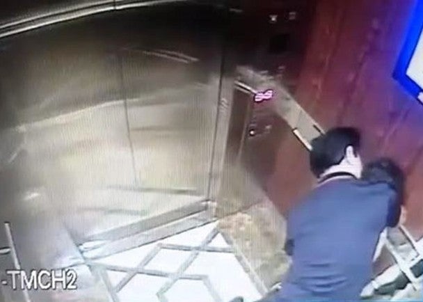 61yo Man Tries to Hug & Kiss Little Girl in Elevator After Lift Doors Closes, Says He Was "Talking" to Her - WORLD OF BUZZ