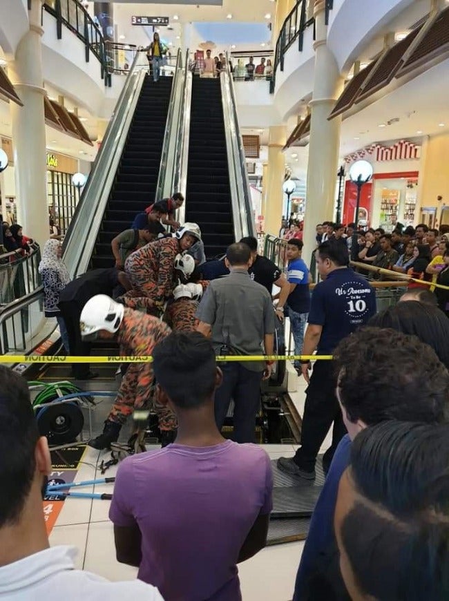 6yo Boy Suffers Injuries & Bleeds Profusely After His Leg Gets Stuck in Serdang Mall's Escalator - WORLD OF BUZZ