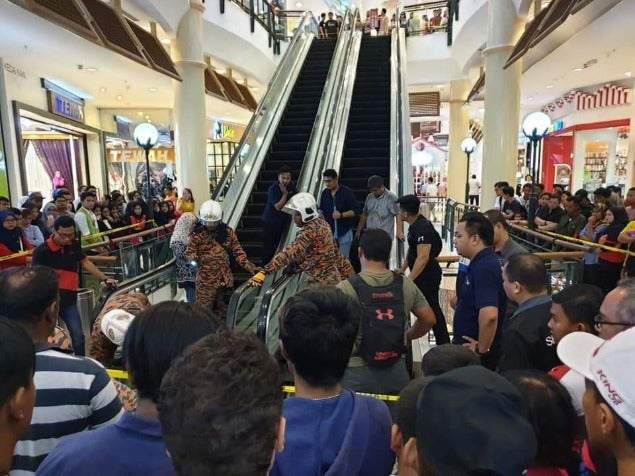 6Yo Boy's Leg Gets Stuck In Serdang Mall's Escalator - World Of Buzz