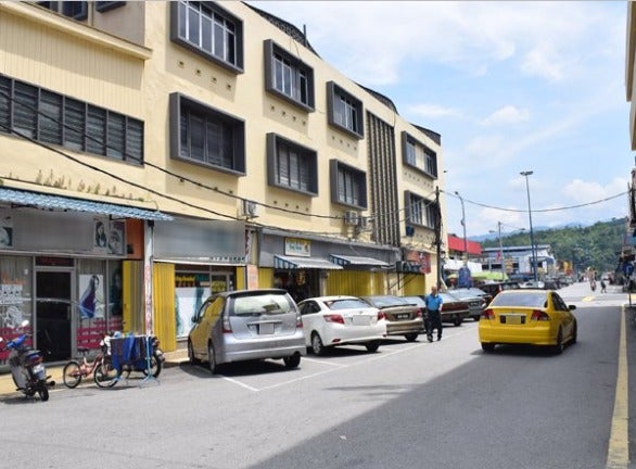71yo Woman Loses RM20,000 Gold Jewellery to Scammers Near Bentong Market - WORLD OF BUZZ