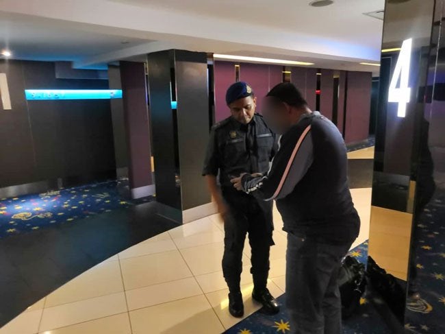 8 M'sians Arrested for Recording Avengers: Endgame in KL Shopping Mall Cinema - WORLD OF BUZZ 1