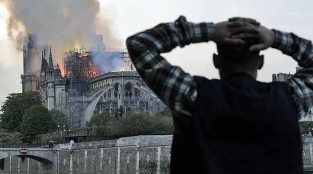 BREAKING: Massive Fire Burns Notre Dame Cathedral in Paris - WORLD OF BUZZ 6