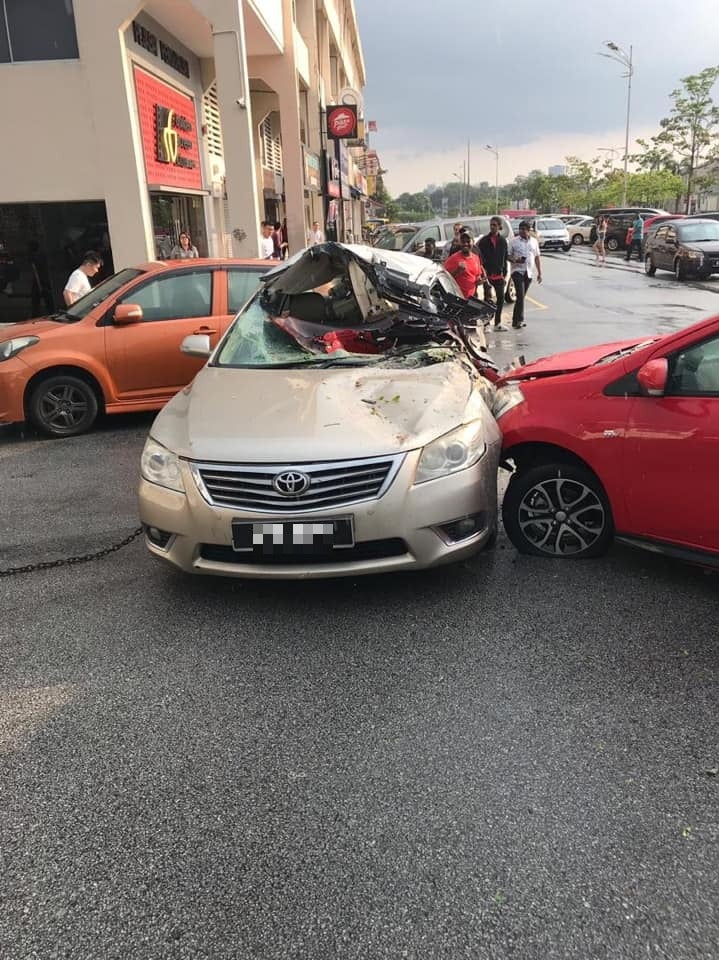 Dashcam Footage Shows How Perodua Myvi Shockingly Lands On Toyota Camry Near Atria Mall - WORLD OF BUZZ 1