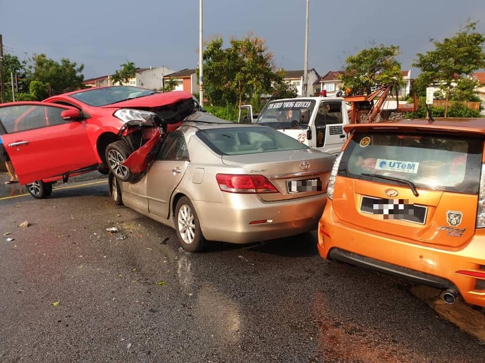 Dashcam Footage Shows How Perodua Myvi Shockingly Lands On Toyota Camry Near Atria Mall - WORLD OF BUZZ