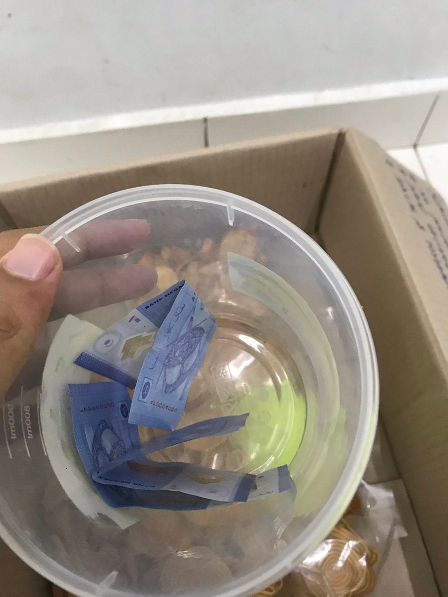 Dishonest University Students Took Food Without Paying, Leaves Only Rm3 For Owner - World Of Buzz