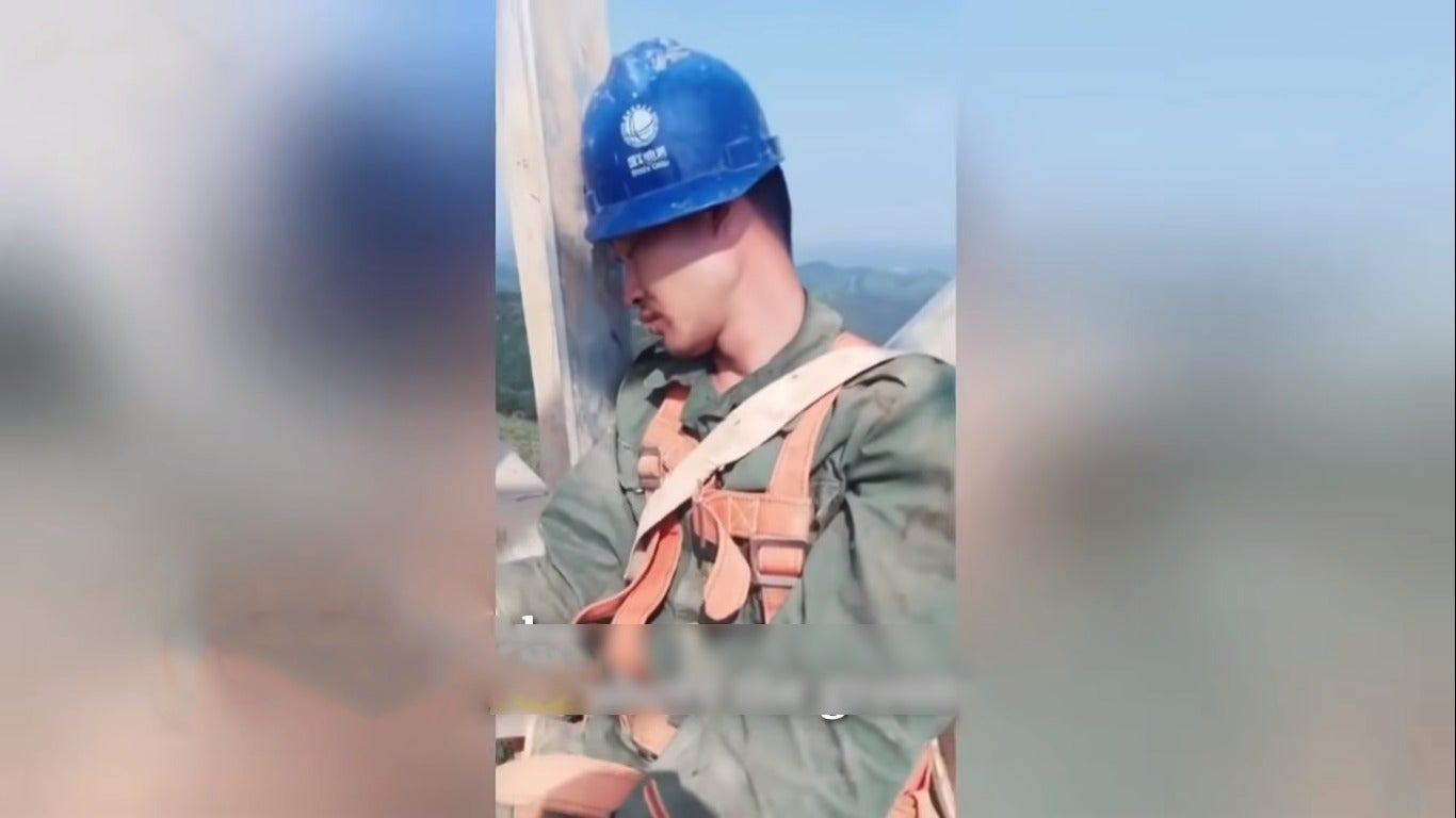 Fearless Electric Workers Take a Nap 164 Feet in the Air With Only Ropes to Support Them - WORLD OF BUZZ