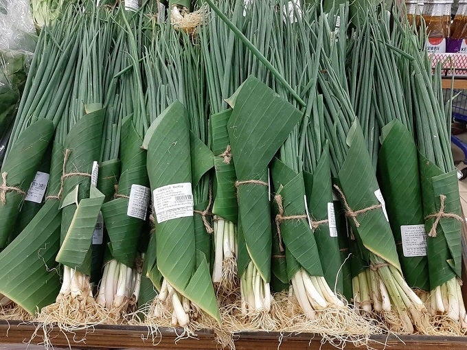 First Thailand, Now Vietnam's Biggest Supermarkets Are Using Environmentally-Friendly Banana Leaf Packaging - WORLD OF BUZZ