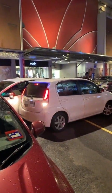Frustrated Driver Rams into Double-Parked Car in Bangsar for Blocking Her Exit & Leaves Savage Note - WORLD OF BUZZ
