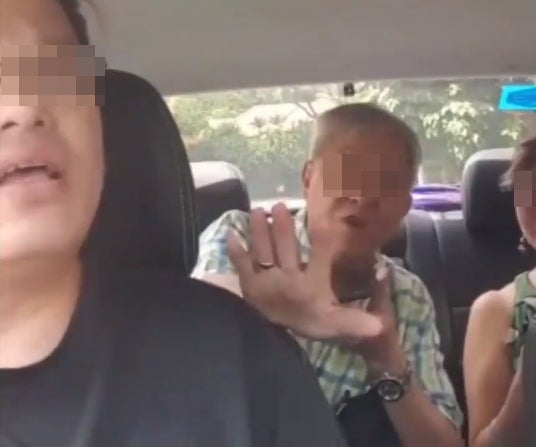 Go-Jek Driver Argues With Elderly Passengers Over RM21 Fare Difference in Viral Video - WORLD OF BUZZ 1