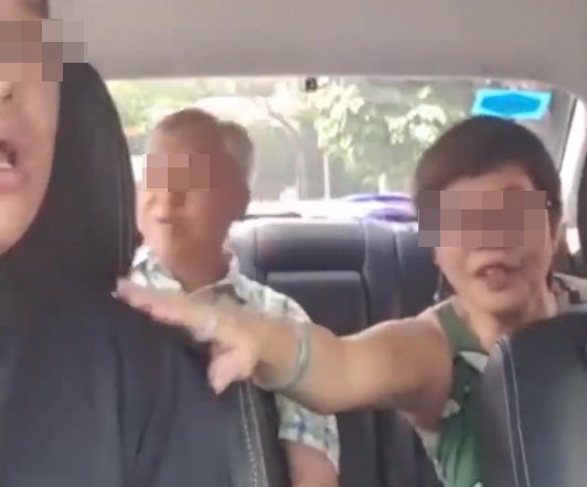 Go-Jek Driver Argues With Elderly Passengers Over RM21 Fare Difference in Viral Video - WORLD OF BUZZ 2