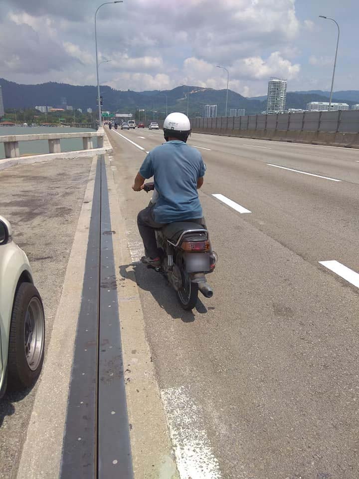 Kind M'sian Helps Father of 8 Stranded on Penang Bridge Who Travelled 260km To Find Job - WORLD OF BUZZ