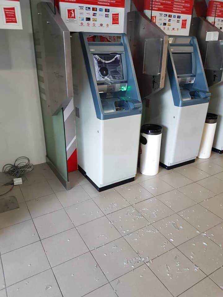 Klang Man Smashes ATM & Attacks Police Because He Could Not Withdraw Money from ATM - WORLD OF BUZZ 1