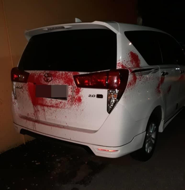 Loan Sharks Send Warning to Late Borrower By Splashing 14 Houses and 18 Cars of Neighbours with Red Paint - WORLD OF BUZZ 2