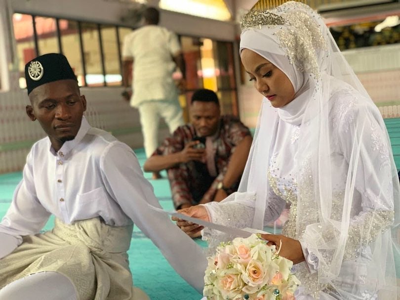 Malaysian Girl Marries African Man Who Comforted Her When She Was Crying in Sweet Ceremony - WORLD OF BUZZ 2