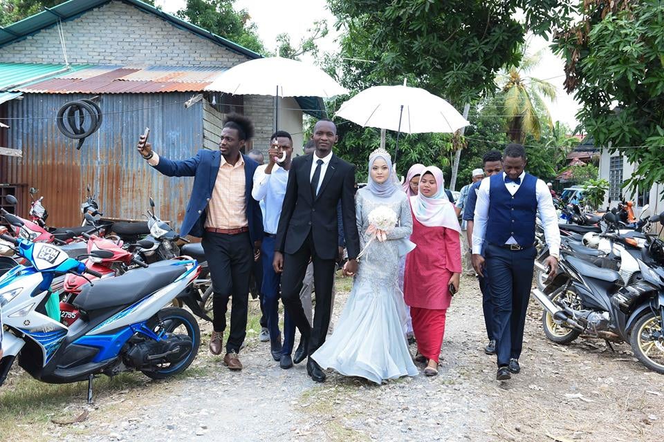 Malaysian Girl Marries African Man Who Comforted Her When She Was Crying in Sweet Ceremony - WORLD OF BUZZ 3