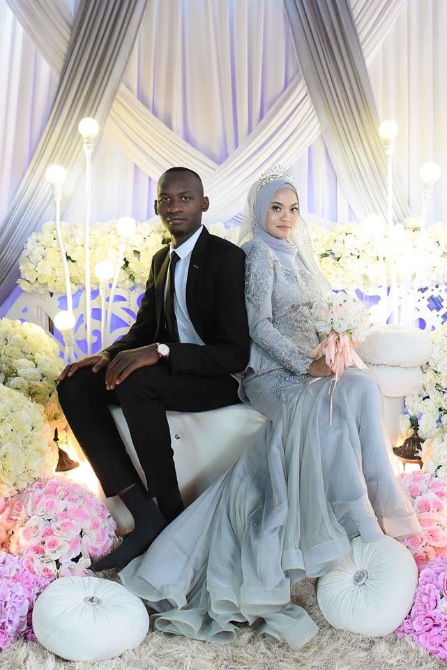 Malaysian Girl Marries African Man Who Comforted Her When She Was Crying in Sweet Ceremony - WORLD OF BUZZ