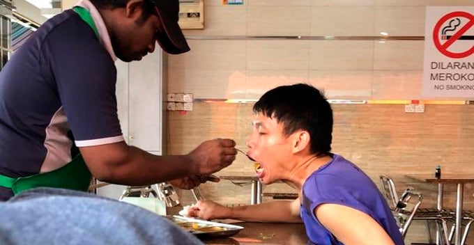Mamak Worker Melts Netizens' Heart For Patiently Feeding Oku Customer At Johor Restaurant - World Of Buzz
