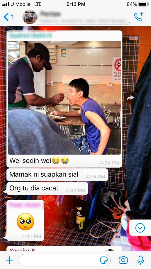 Mamak Worker Melts Netizens' Heart For Patiently Feeding OKU Customer at Johor Restaurant - WORLD OF BUZZ 2