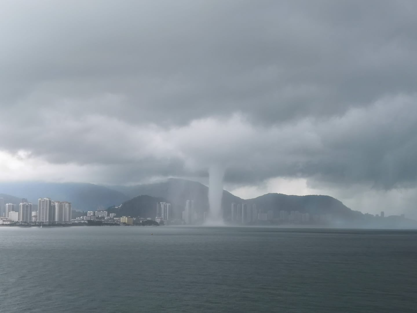 Massive Waterspout Appears In Penang, Causing Huge Waves And Tearing Metal Sheets Off Buildings - WORLD OF BUZZ