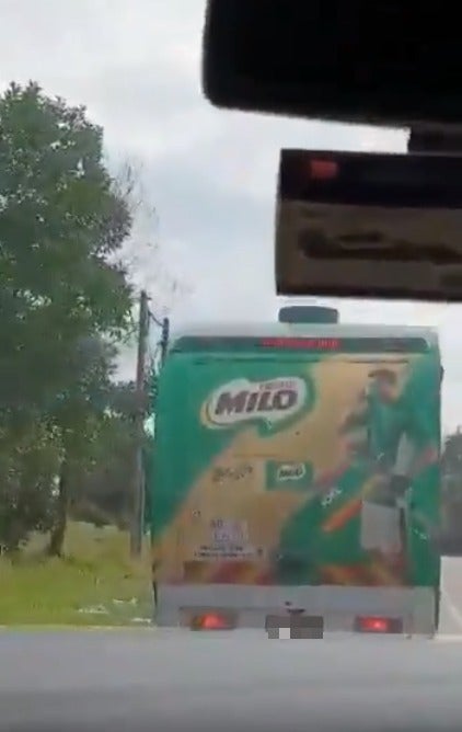 M'sian Couple Chase Milo Van on Highway to Satisfy Pregnant Daughter-in-Law's Cravings - WORLD OF BUZZ